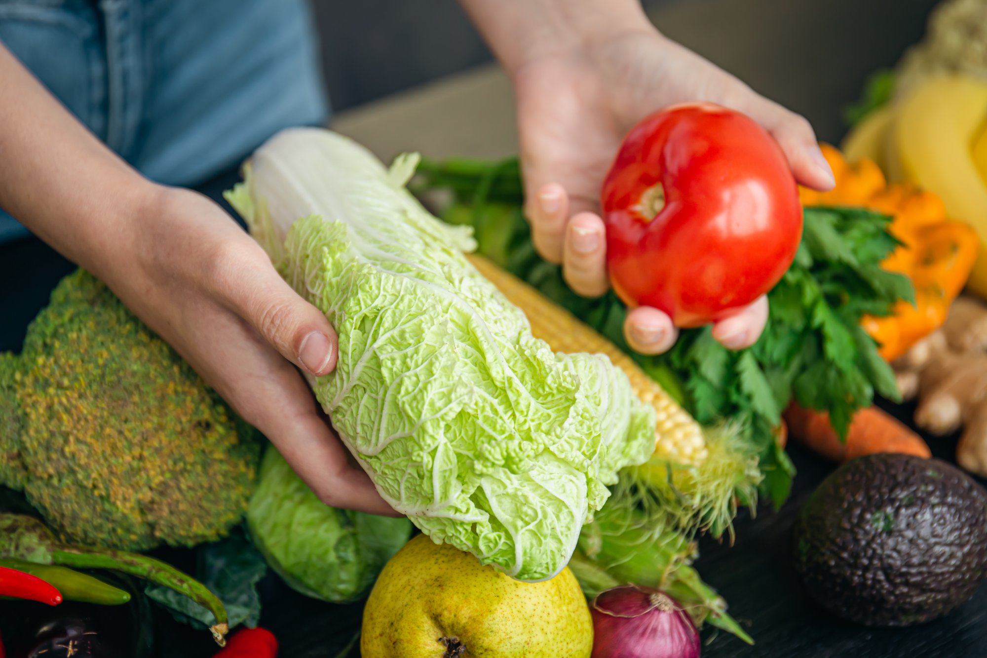 新鮮な白菜とトマトを扱う手